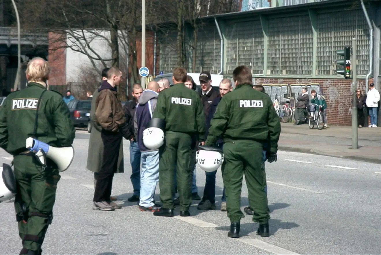 Die Demonstration richtete sich gegen die historische Aufarbeitung der Beteiligung der Wehrmacht am nationalsozialistischen Vernichtungskrieg. Tausende Menschen protestierten gegen den Neonaziaufmarsch.