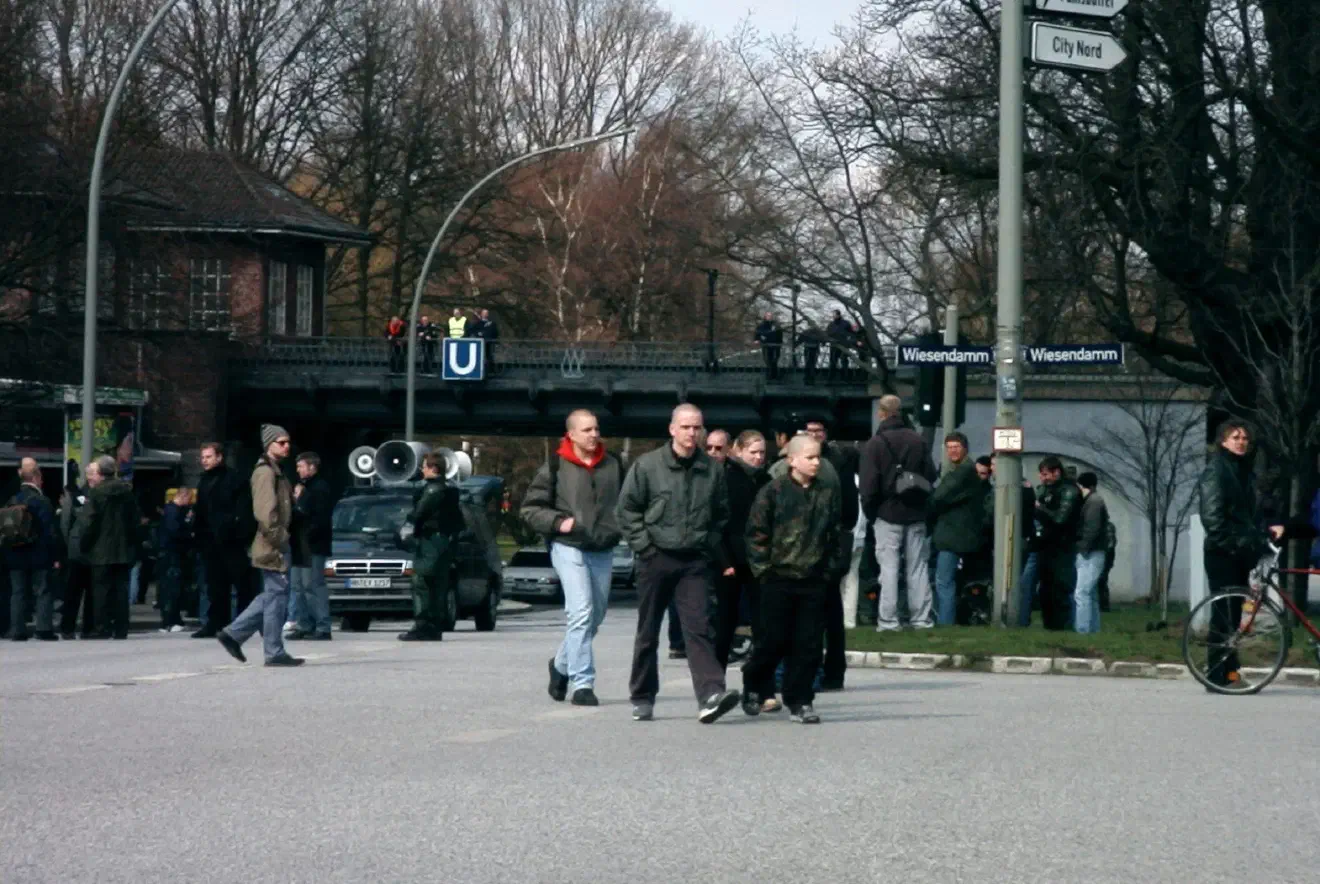 Eine antifaschistische Demonstration mit mehr als 2.000 Teilnehmenden sowie weitere Protestaktionen begleiteten den Tag. Ein massives Polizeiaufgebot sicherte den Aufmarsch und trennte die gegnerischen Gruppen. Anlass der Demonstration war das bevorstehende Ende der Ausstellung, die am 28. März 2004 in Hamburg geschlossen wurde.