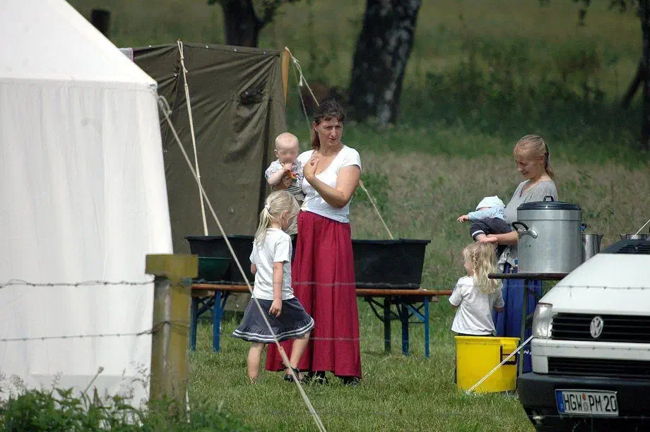Personelle Kontinuitäten bestanden zur 1994 verbotenen Wiking-Jugend (WJ) sowie dem Bund Heimattreuer Jugend (BHJ).