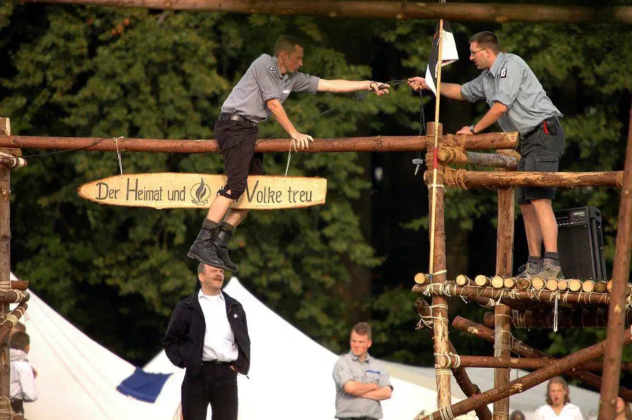Bereits im Oktober 2007 untersagte das Bundesministerium des Innern der HDJ das Tragen von Uniformen.