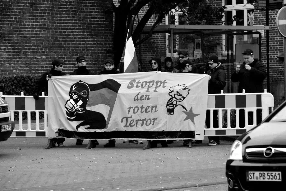 Zetitgleich fand eine Kundgebung von Neonazis am Rand der Demonstrationsroute statt. 