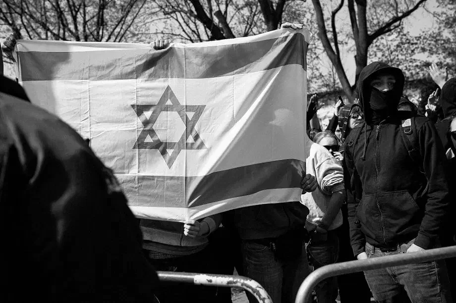 Gegendemonstrat_Innen in Sichtweite des Neonaziaufmarsches