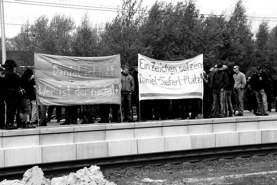Der Bahnverkehr musste mehrfach unterbrochen werden ...