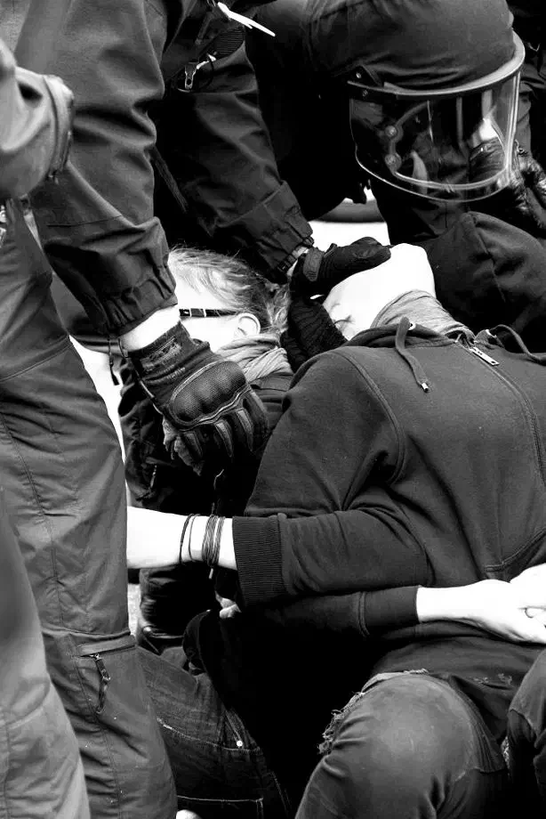 Demonstrat_Innen versuchten die Route der Neonazis zu blockieren. Polizeikräfte unterbanden die Aktion... 