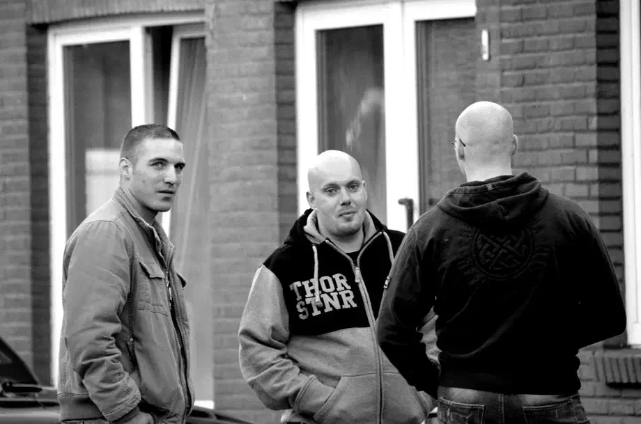 Auffällig viele ältere Neonazis, die dem verboteten Neonazinetzwerk -Blood & Honour- zugerechnet werden, waren vor Ort. 
