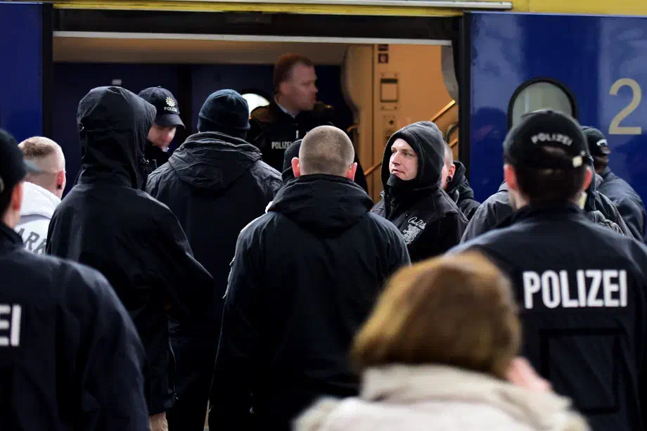 Andere Teilnehmer*Innen erreichten den Hauptbahnhof erst gar nicht. "Gemeinsam-Stark e.V" - Anhänger*Innen aus Bremen wurden bereits in Hamburg Harburg aus dem Zug geleitet.