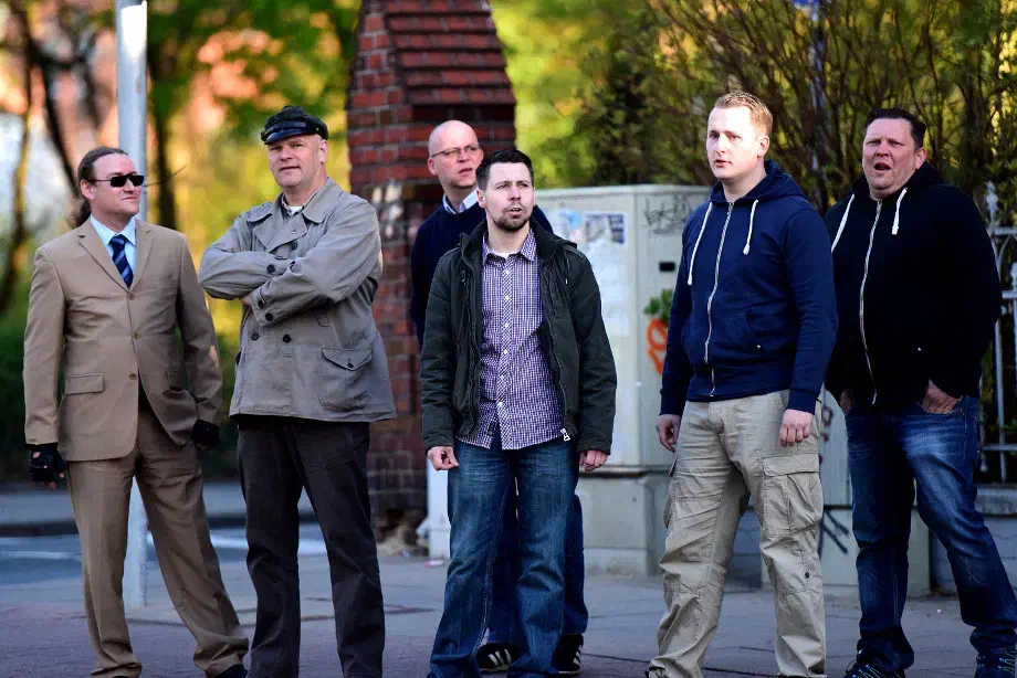 Bereits im Vorfeld hatte es Ankündigungen gegeben das Neonazis versuchen würden der Verhandlung beizuwohnen.