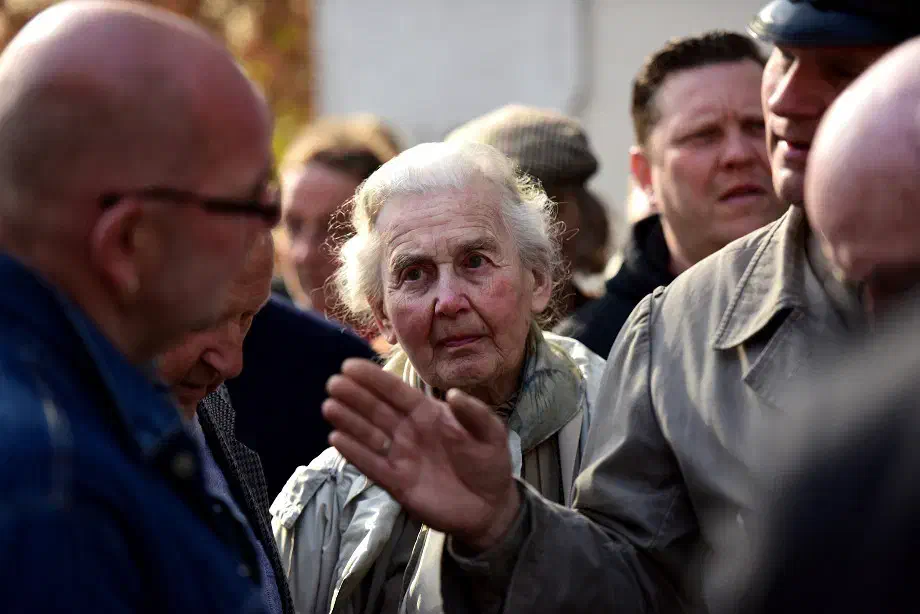 Ursula Haverbeck aus Vlotho hatte in den vergangenen Monaten im Internet und auf internen Neonazi-Veranstaltungen für ein Erscheinen im Verlauf der Gerichtsverhandlung geworben. Man wollte den Gerichtsprozess beobachten und als Bühne für die Verbreitung eigener Thesen nutzen.