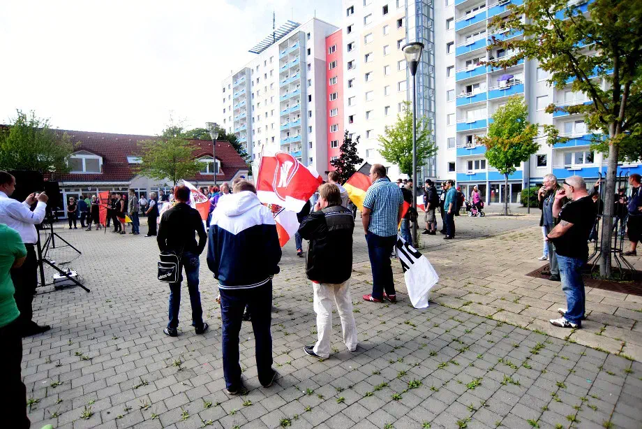 Um 12Uhr Mittags begann die NPD Kundgebung auf dem Eisenacher Nordplatz.
