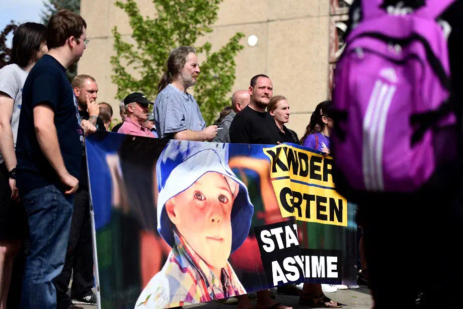 Auch die Sparkassenfiliale, nach deren Überfall das NSU-Trio aufflog, war am Nordplatz. Wohl nicht zufällig beendete Wieschke später die NPD-Demo mit dem Paulchen Panther-Zitat „Heute ist nicht alle Tage...“ Die Comic-Figur spielte auch in dem Video des NSU über die Mordserie an Ausländern eine zentrale Rolle