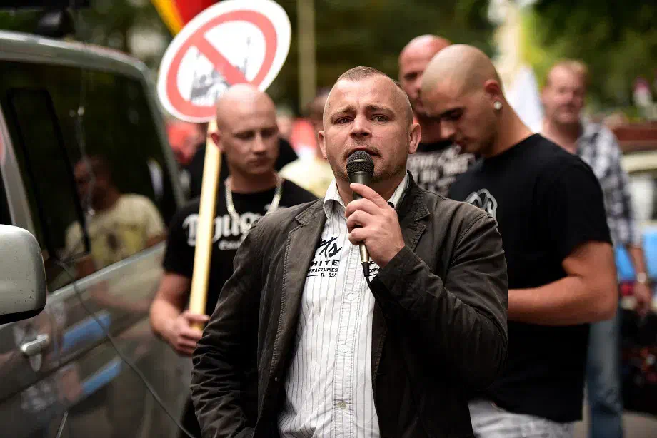 In der Eisenacher Ziegeleistraße stoppte der Demonstrationszug längere Zeit: Etwa 60 Gegendemonstrant*innen blockierten zeitweise die Demonstrationsstrecke