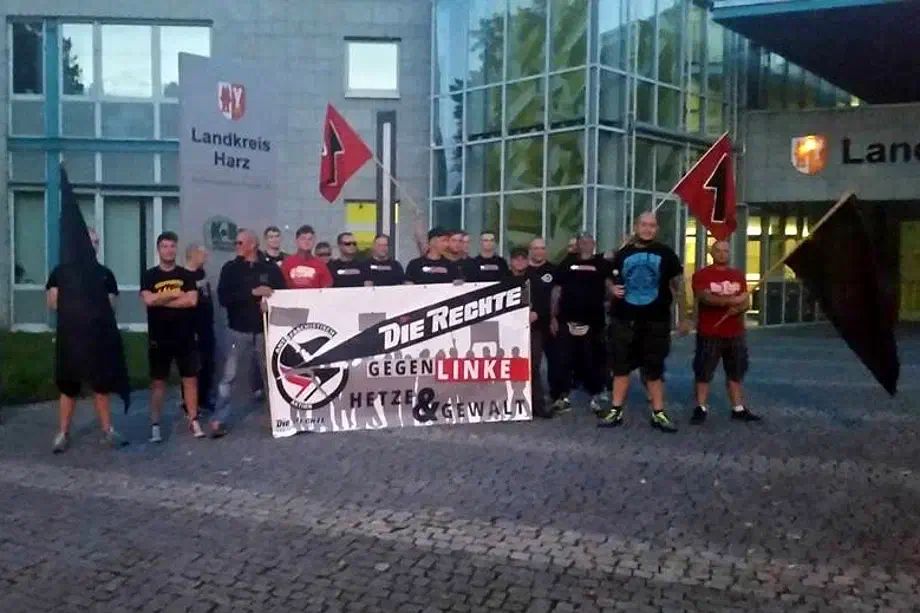 Im Anschluß an die Veranstaltung in Goslar, führten einige Teilnehmer*innen des Aufmarsches eine "Spontandemonstration" in Halberstadt durch. Die angereisten Neonazis attackierten dabei Polizeibeamte. Bild: Screenshot