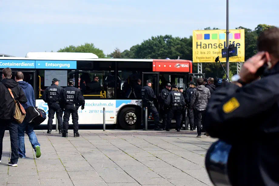Die zuvor an am Domshof festgesetzten Neonazis wurden später mit Bussen zum Hauptbahnhof gebracht.