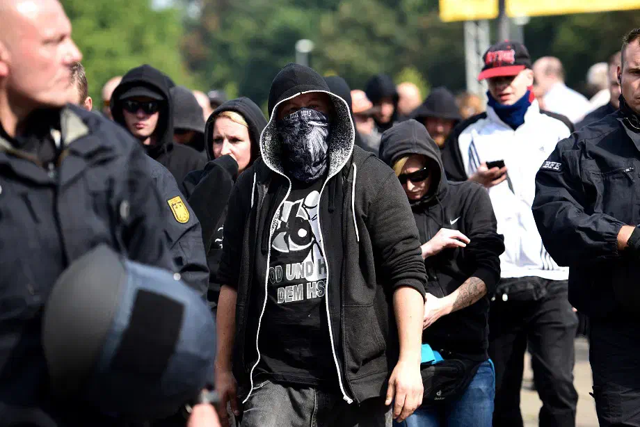 Die Neonazis konnten anschliessend in Zügen Bremen verlassen.