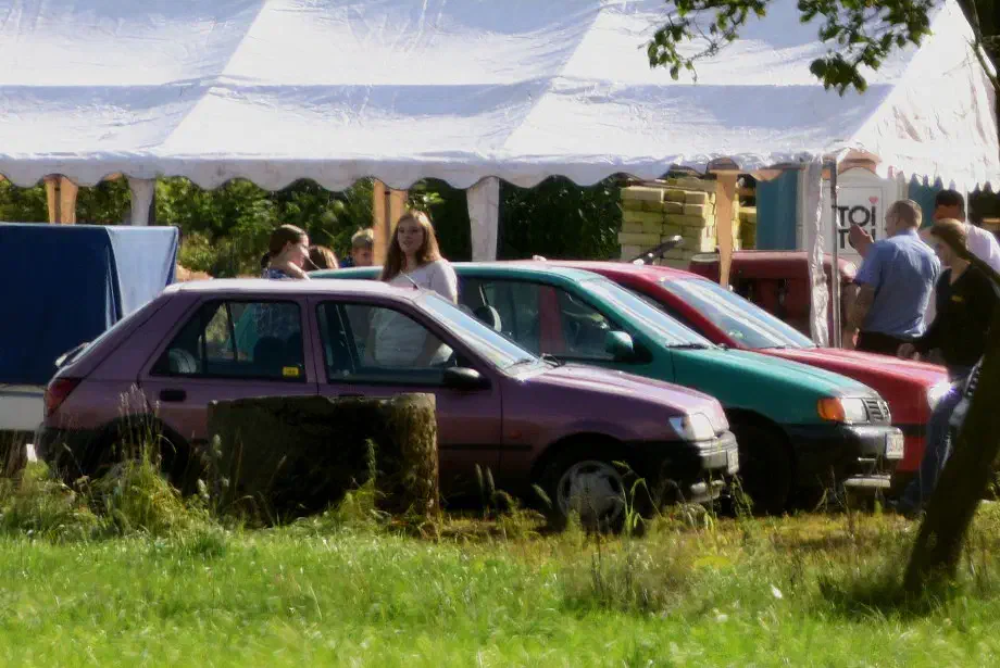 Bereits am Vormittag des 26. Septembers 2015 versammelten sich Anhänger*innen der norddeutschen Neonaziszene in Eschede. Der eigentliche Beginn der Veranstaltung war für den frühen Nachmittag vorgesehen.