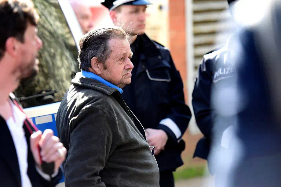 Unter seiner tatkräftigen Unterstützung konnte sich in den vergangenen Jahren in Eschede ein wichtiger Veranstaltungsort und Knotenpunkt der Neonaziszene etablieren. Joachim Nahtz, hier im Vorfeld einer Gerichtsveranstaltung im niedersächsischen Lüneburg, stellte in der Vergangenheit sein Grundstück etlichen Neonaziorganisationen zur Verfügung.