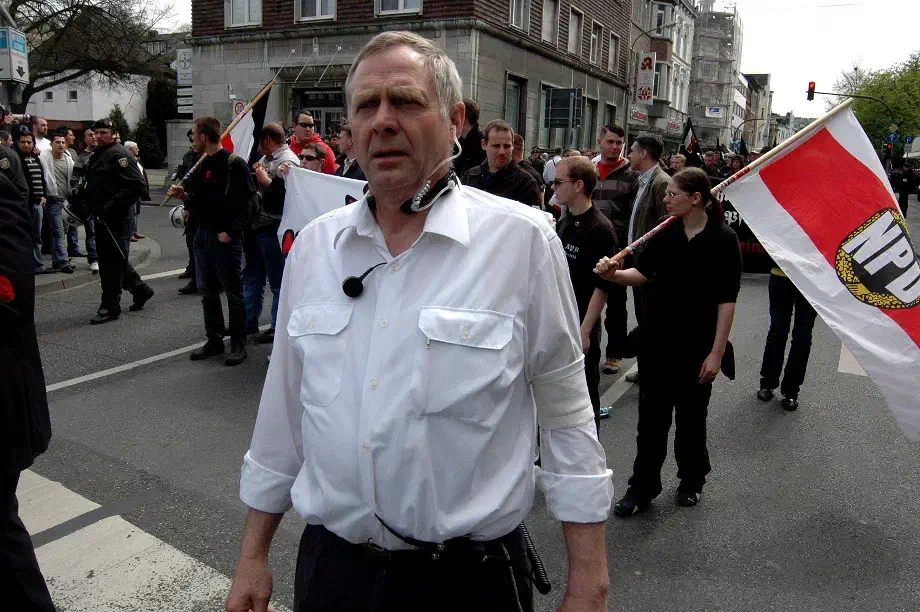Börm, hier auf einem Aufmarsch im nordrhein-westfülischen Stolberg, war ein führendes Mitglied der 1994 verbotenen "Wiking Jugend" die ebenso wie spüter die HDJ Jugendliche einer nationalsozialitischen Erziehung unterwarf und Schutzbefohlene im Sinne der "Hitler Jugend" unterrichtete.