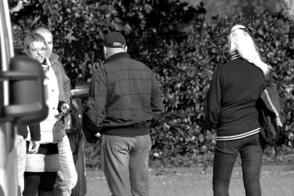 Letztlich tauchte eine kleine Gruppe Neonazis aus Oldenburg und Friesland unweit der geplanten Unterkunft auf...