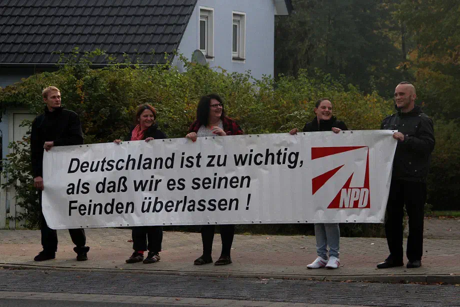 Dem Aufruf der neonazistischen Partei folgten etwa 30 Personen. 