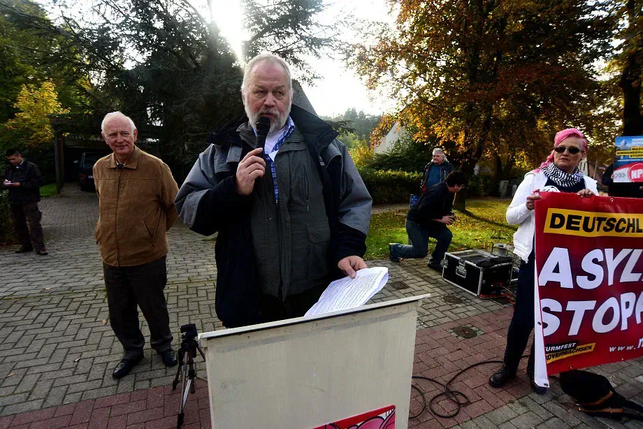 Manfred Dammann, seines Zeichens Organisationsleiter der NPD Niedersachsen, beim Verlesen der Auflagen.