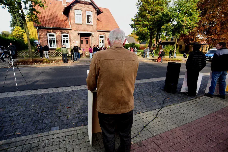 Aufgrund von Gegenprotesten und eines massiven Polizeiaufgebotes blieb die NPD mit ihrer Kundgebung rtelativ isoliert. 