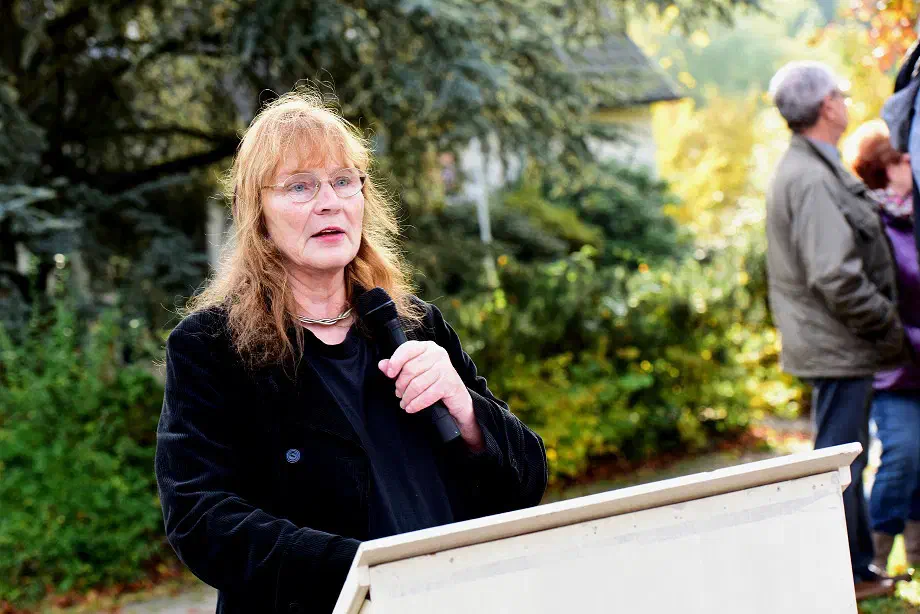 Carin Hollack, Beisitzerin im NPD-Landesvorstand während eines Redebeitrages.