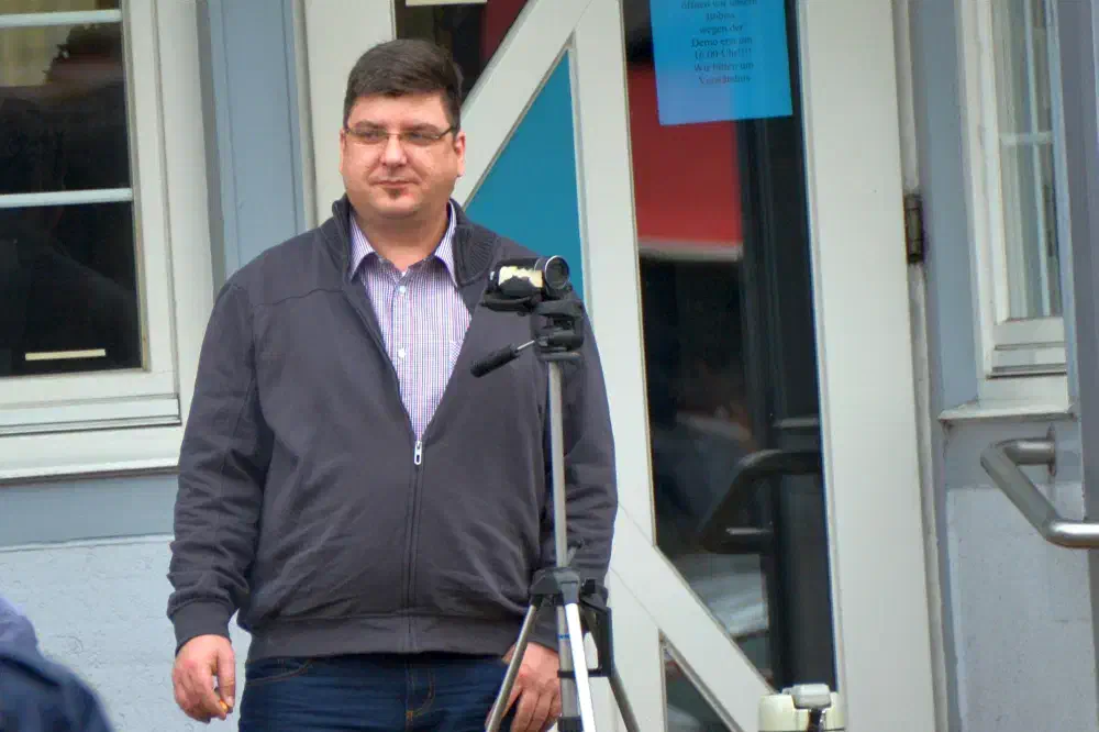 Ebenfalls vor Ort: Ingo Helge aus Schneverdingen, stellvertretender Landesvorsitzender der NPD in Niedersachsen.