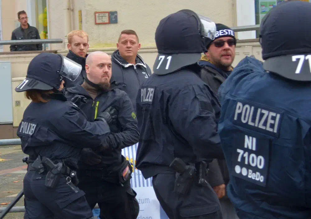 Hillers kann von der Polizei zurückgehalten werden.