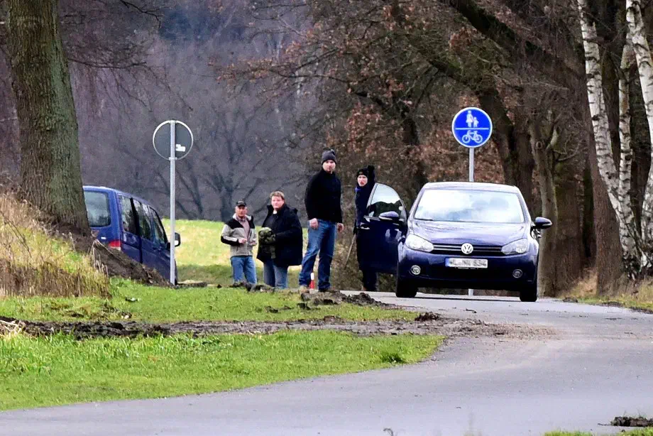 Auch der Hamburger NPD-Kader Thomas Wulff (hier nicht im Bild) versuchte zu der Kundgebung in Hittfeld zu gelangen. Dieser brach, auch aufgrund der massiven Gegenprotest seinen Anreiseversuch aber bereits nach wenigen Minuten ab.