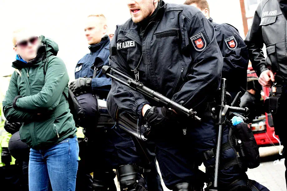 Als waghalsige Begründung führte dieser an, das mit dem Einsatz von Messern zu rechnen sei...