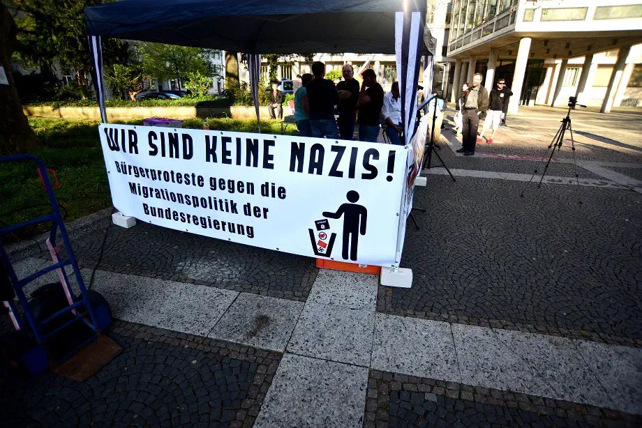 Die VeranstalterInnen des "Bürgprotest Hannover" waren indes bemüht in ihrer Aussendarstellung jegliche Verbindungen in die Neonaziszene von sich zu weisen.