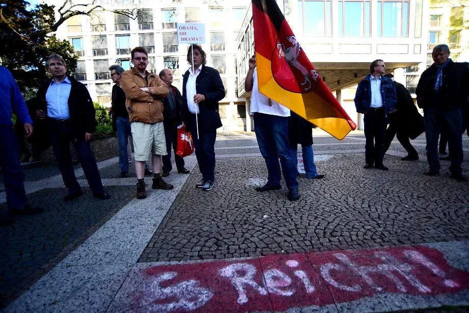 Neben einzelnen AktivistInnen der NPD wurden auf der nun durchgeführten Kundgebung vor allem AnhängerInnen von "Gemeinsam Stark" gesichtet. Dabei handelt es sich um eine neonazistische Gruppierung die sich am Habitus organisierter Hooligans orientiert.