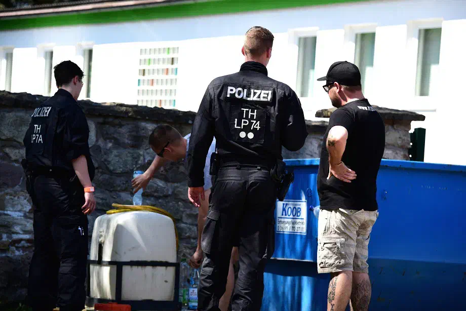Aufgrund von Auflagen der Stadt Hildburghausen mussten anreisende TeilnehmerInnen ihre Getränke entlehren.
