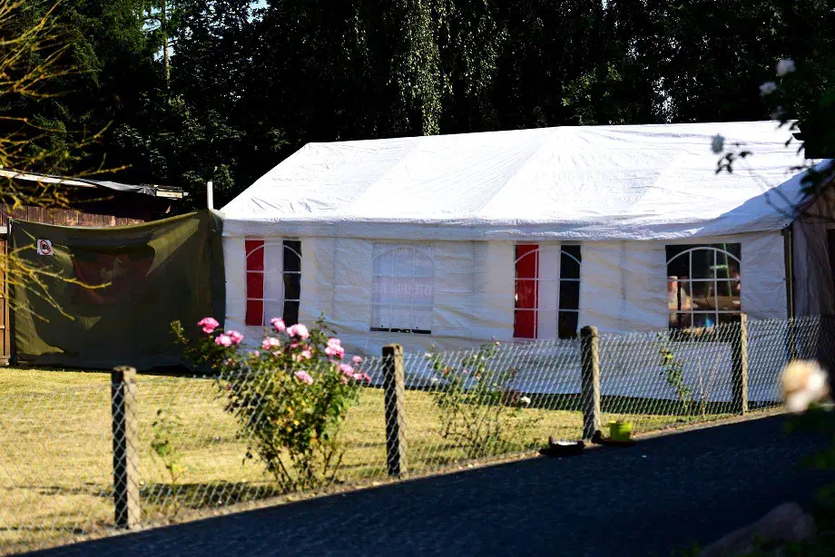 Die Veranstaltung selbst fand in einem eigens errichteten, und weitestgehend abgeschirmten Festzelt statt. AnwohnerInnen wurde zuvor mitgeteilt das es sich bei der Veranstaltung um eine nachgezogene Geburtstagsfeier handele.