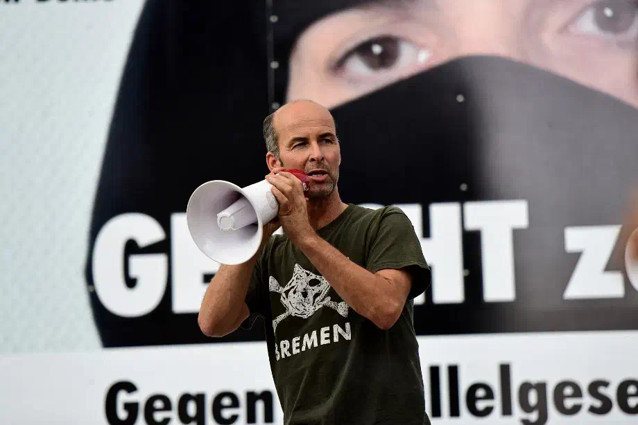 Der Veranstaltungsleiter Oliver Meyer versuchte trotz dieses Problems, die wenigen VeranstaltungsteilnehmerInnen zum Bleiben zu bewegen.