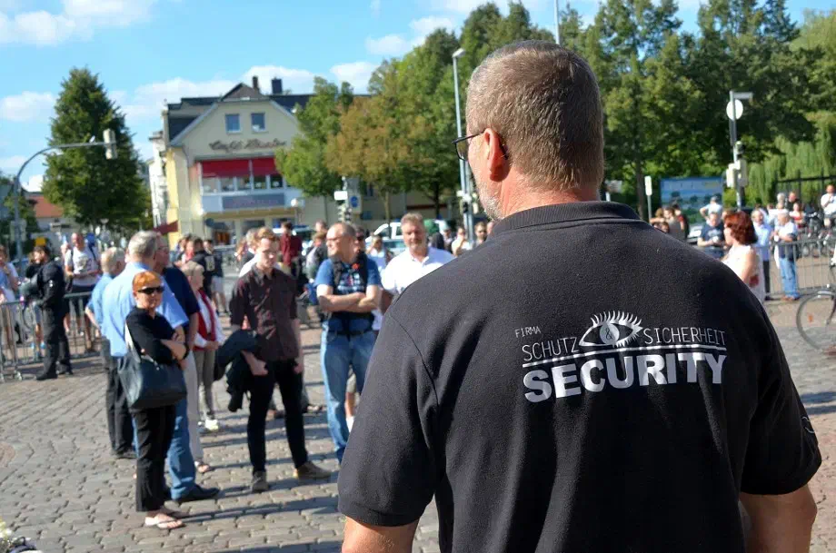 Die AfD Veranstaltung wurde von lautstarken Gegenprotesten begleitet. Die AfD griff auf Sicherheitskräfte zurück, welche bereits mit dem "AfD-Lkw" zum Veranstaltungsort anreisten.