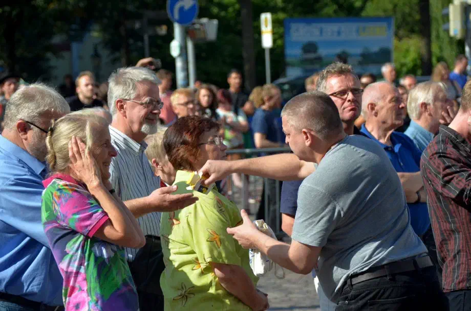 AfD-Mitglieder versuchten durch das Verteilen kostenloser Ohrstöpsel gegenzusteuern