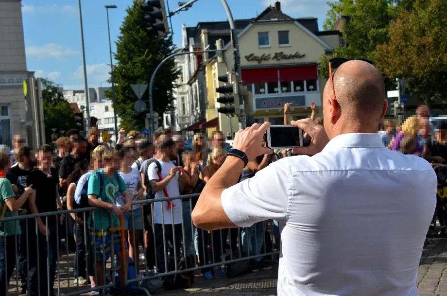 Immer wieder versuchten AfD-Sympathisant*innen, die zahlreich anwesenden Gegendemonstrant*innen zu fotografieren.