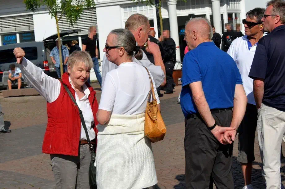 Die Oldenburger Schauspielerin und Neonazifunktionärin Imke Barnstedt (im Bild links) auf der AfD Veranstaltung 