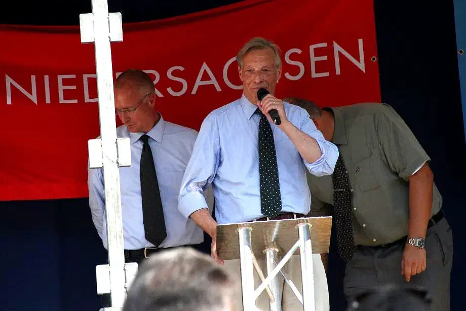 Auch Paul Armin Hampel, der Landesvorsitzender der AfD Niedersachsen, griff zum Mikrofon.