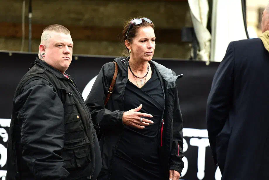 Tatjana Festerling (hier rechts im Bild) welche in der Vergangenheit vor allem im Kontext mit der PeGIdA ("Patriotische Europäer gegen die Islamisierung des Abendlandes") auftrat,