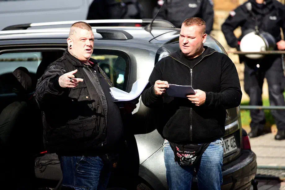 Marcel Kuschela, aka "Captain Flubber" (links im Bild) koordinierte derweil die weitere Planung und Durchführung der Kundgebung...