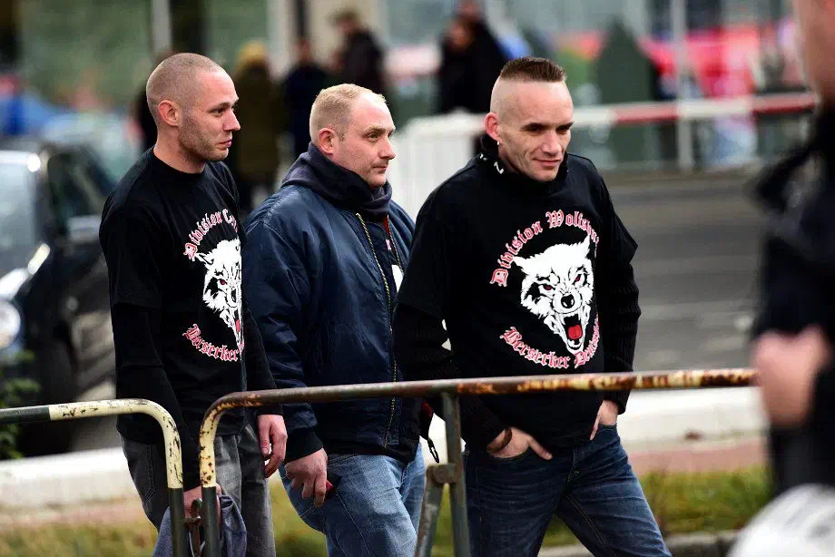 "Berserker Deutschland": links "Division Celle", rechts: Mitglied der "Division Wolfsburg"