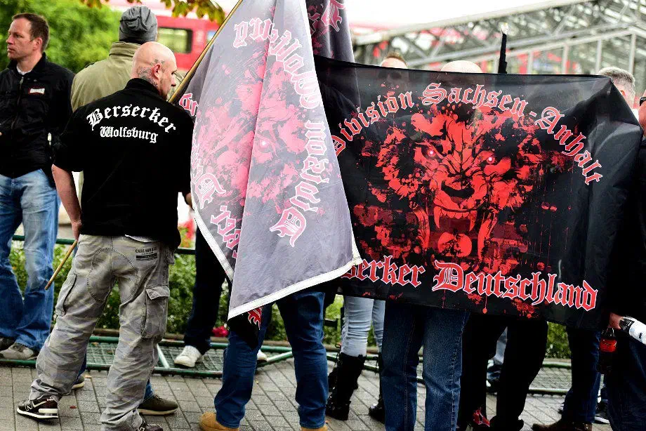 Neben Mitgliedern aus Niedersachsen waren auch Vertreter*innen anderer Landesgruppen in Dortmund vertreten. Hier posieren u.a. Anhänger*innen mit der Fahne des "Division Sachsen-Anhalt".