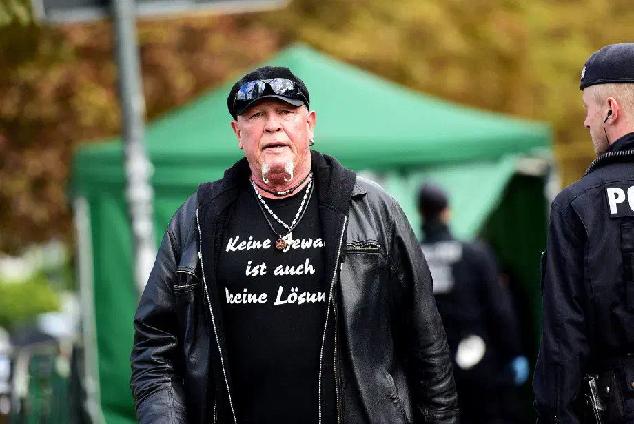 Ebenfalls mit einem Redebeitrag in Dortmund angekündigt war der als "SS-Sigi" bekannte Neonaziaktivist Siegfried Borchert. 