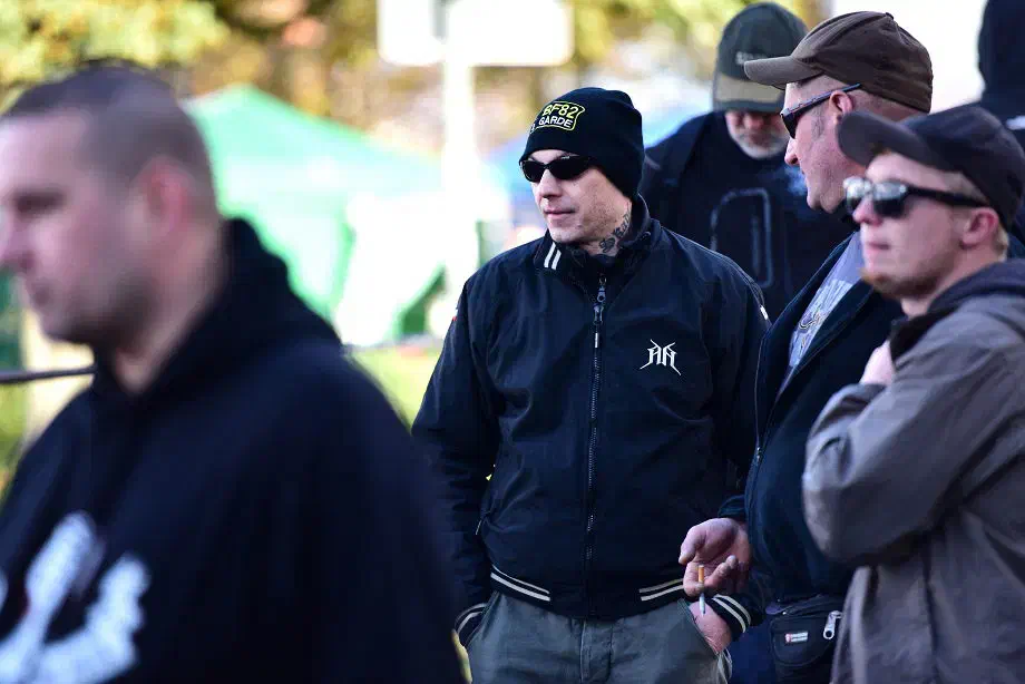 Im Vorfeld der Veranstaltung wurde auch der Auftritt der neonazistischen Musikgruppe "Oidoxie" und ihres Sängers Marko Gottschalk (Bildmitte) beworben. Oidoxie wird dem internationalen Netzwerk "Combat 18" zugerechnet, welches als bewaffneter Arm von Blood & Honour fungiert und deren Mitglieder in der Vergangenheit für Terroranschläge verantwortlich zeichneten.