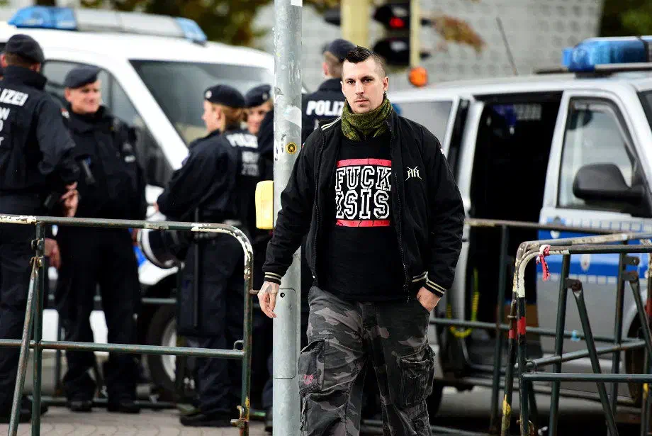 Ebenfalls in Dortmund zugegen: Robin Schmiemann. Der langjährige Neonazi soll Mitglied jener "Combat 18" Terrorzelle gewesen sein, die im Umfeld der Band Oidoxie gegründet wurde. Im Jahr 2007 hatte Schmiemann er einen Supermarkt in Brechten überfallen und dabei einen tunesienstämmigen Kunden angeschossen. Die Dortmunder Combat-18 Gruppe soll sich im Jahr 2006 aufgelöst haben, nur wenige Wochen vor dem NSU-Mord an Mehmet Kubasik in Dortmund. Im Jahr 2013 wurde zudem bekannt das es sich bei Schmiemann um einen Brieffreund von Beate Zschäpe handelte, mit dem sie seit ihrer Inhaftierung kommunizierte. 