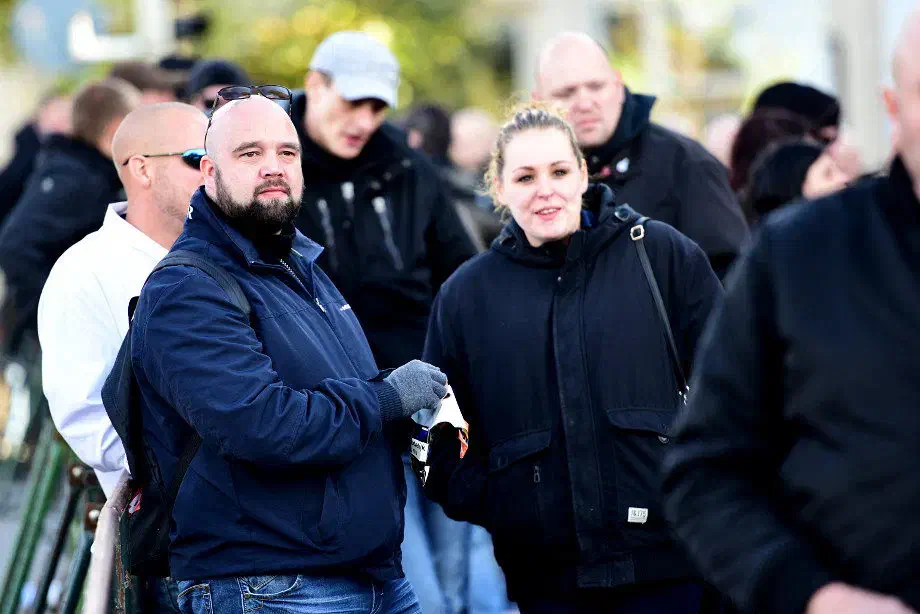 Die niederländischen Combat 18 Aktivist*innen um Polman versuchten während der Veranstaltung in Dortmund den Combat 18 Gründer William Browning vor Fotograph*innen weitestgehend abzuschirmen...