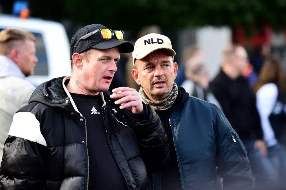 ... diese bewegten sich im Umfeld von Aktivist*innen der Neonazigruppierung "Landstorm Nederland". Der Name bezieht sich dabei auf eine gleichnamige SS-Freiwilligen Division in den Niederlanden, welche am 10. Februar 1945 als Kampfttruppe gebildet wurde.
