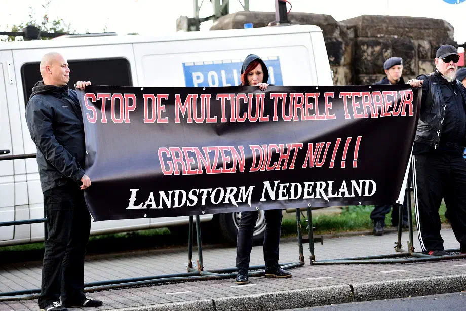 Am Rande der Kundgebung entfalteten diese ein Transparent der neonazistischen Organisation.